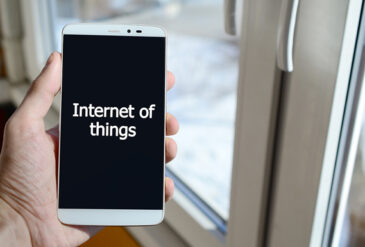Ilustrasi perangkat ponsel pintar untuk mengontrol perangkat pintar dengan teknologi internet of things atau IoT